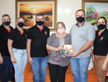 Escritora mercedense Cladis Machado fará noite de autógrafos nesta quarta